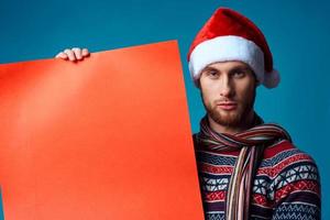 emocional hombre en nuevo años ropa publicidad Copiar espacio estudio posando foto