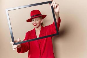 retrato de un mujer rojo labios Moda chaqueta marco beige antecedentes foto