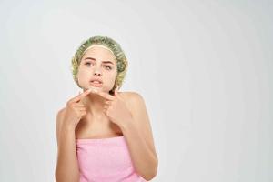 mujer ducha gorra apretones acné en cara piel cuidado foto