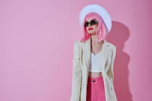 joven mujer en blanco chaqueta de sport rosado pelo glamour productos cosméticos color antecedentes inalterado foto