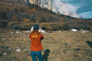 viajero en calentar ropa descansando en naturaleza en el montañas en el otoño alto acantilados vacaciones modelo turismo foto