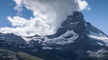 Matterhorn und Umgebung Berge im das schweizerisch Alpen mit Fantastisch Wolke Formationen video