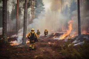 bomberos en un fuego fatuo zona luchando fuego y quitando inflamable objetos. bomberos en un peligroso selva poniendo fuera un fuego. peligroso fuego fatuo y denso fumar en un bosque. generativo ai. foto