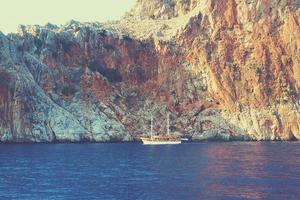 Mediterráneo paisaje y rocas en el turco ciudad de Alanya en un calentar verano tarde foto