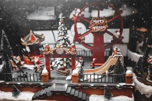 Navidad decoraciones con Moviente estatuillas en un invierno antecedentes foto