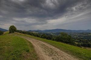 verano paisaje con polaco montañas en un nublado día foto