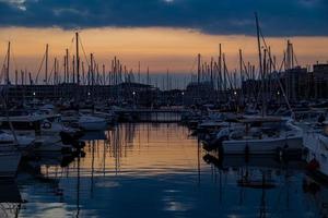 puesta de sol en el Puerto de alicante, España con yates foto