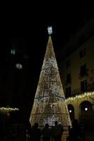 dorado brillante Navidad árbol decoración en negro antecedentes alicante España en frente de el pueblo salón foto