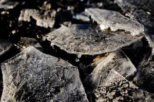 interesante resumen antecedentes con hielo de cerca en un congelado charco foto