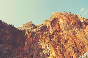 Mediterráneo paisaje y rocas en el turco ciudad de Alanya en un calentar verano tarde foto