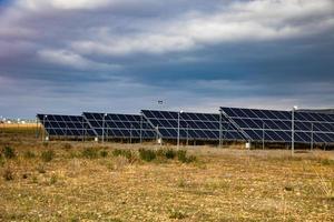 paisaje con ecológico solar paneles fuera de el ciudad en un día foto