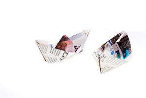 origami Embarcacion desde periódico en blanco antecedentes foto