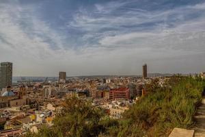 paisaje de el ciudad de alicante panorama desde el punto de vista de el ciudad y el Puerto en un calentar soleado día foto