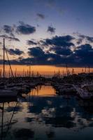 puesta de sol en el Puerto de alicante, España con yates foto