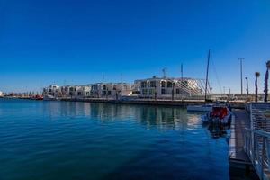 urbano paisaje ver de el Puerto de alicante España en un soleado día foto