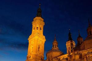 histórico catedral zaragoza a noche y verano noche foto