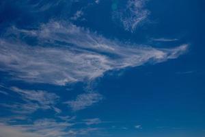 azul cielo antecedentes con blanco nube en un soleado día foto