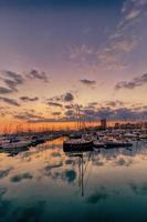 puesta de sol en el Puerto de alicante, España con yates foto