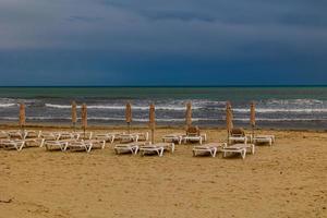 playa paisaje con un playa con hamacas y el mar en No personas foto