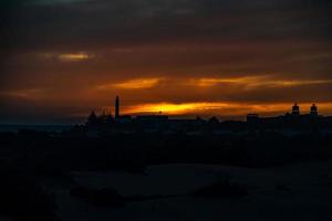 vistoso puesta de sol en el Español isla de gran canaria en el maspalomas dunas foto