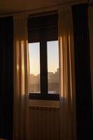ventana en un soleado Mañana con blanco cortinas antecedentes foto