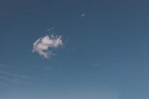 antecedentes pequeño blanco verano nube en contra el azul cielo minimalista paisaje foto