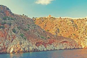 Mediterráneo paisaje y rocas en el turco ciudad de Alanya en un calentar verano tarde foto