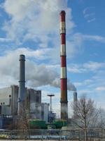 calor y poder planta en varsovia, Polonia con de fumar chimeneas en un invierno día foto