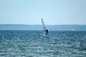 Windsurfing en el bahía de pucka en el báltico mar foto