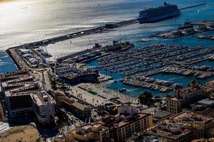 paisaje de el ciudad de alicante panorama desde el punto de vista de el ciudad y el Puerto en un calentar soleado día foto