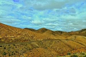 vacío misterioso montañoso paisaje desde el centrar de el canario isla Español fuerteventura con un nublado cielo foto