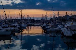 puesta de sol en el Puerto de alicante, España con yates foto