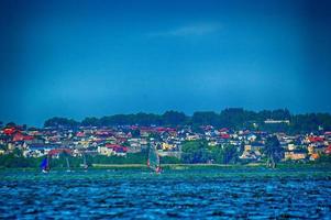 verano azul paisaje de el báltico mar en Polonia con un tablista foto
