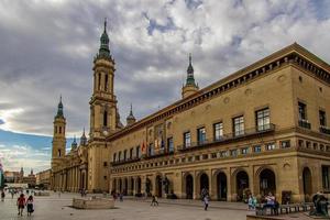 antiguo histórico catedral de pilar en zaragoza España en primavera día foto