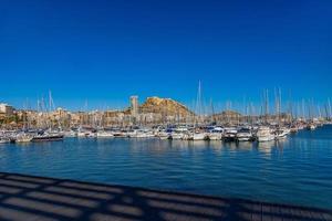 urbano paisaje ver de el Puerto de alicante España en un soleado día foto