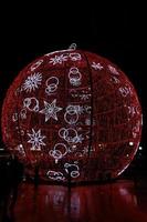 grande brillante rojo chuchería Navidad decoración en alicante, España a noche foto