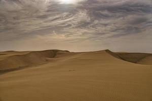 verano Desierto paisaje en un calentar soleado día desde maspalomas dunas en el Español isla de gran canaria foto