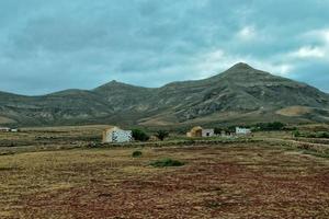 vacío misterioso montañoso paisaje desde el centrar de el canario isla Español fuerteventura con un nublado cielo foto