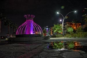 noche ver de el turco ciudad de Alanya con luces en el colina foto