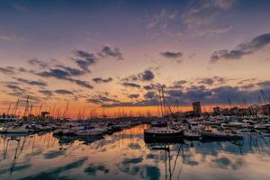 puesta de sol en el Puerto de alicante, España con yates foto