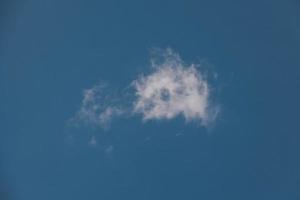 azul cielo con uno blanco pequeño nube natural antecedentes foto