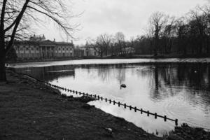 agua palacio en el roya parque en Polonia en el estanque en un otoño día foto