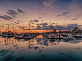 puesta de sol en el Puerto de alicante, España con yates foto