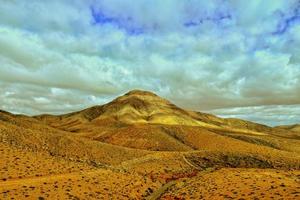 vacío misterioso montañoso paisaje desde el centrar de el canario isla Español fuerteventura con un nublado cielo foto