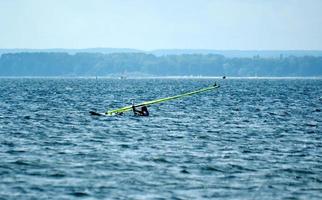 Windsurfing en el bahía de pucka en el báltico mar foto