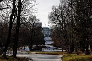 antiguo histórico invierno paisaje con Mirador en varsovia, Polonia en un soleado día foto