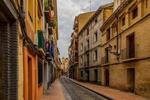 calles en el histórico antiguo pueblo de zaragoza, España foto