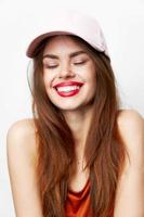 mujer en un gorra amplio sonrisa cerrado ojos desnudo espalda rojo vestir foto