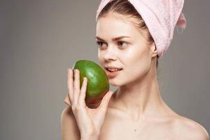 alegre mujer comiendo mango vitaminas desnudo espalda salud foto