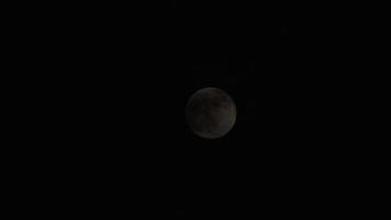 full måne rör på sig mot svart natt himmel video